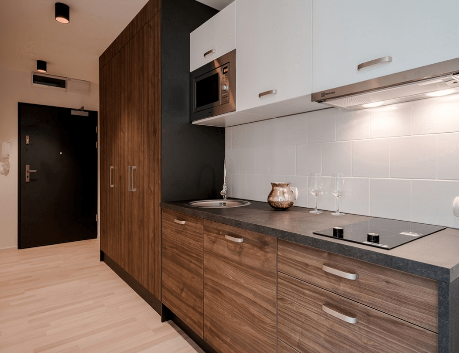Линейная бело-древесная кухня с черной столешницей - MP-Studio